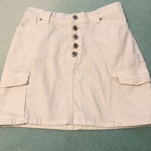 Love Tree White Stretchy Denim Skirt Size M in Juniors or 2/4 in Women’s